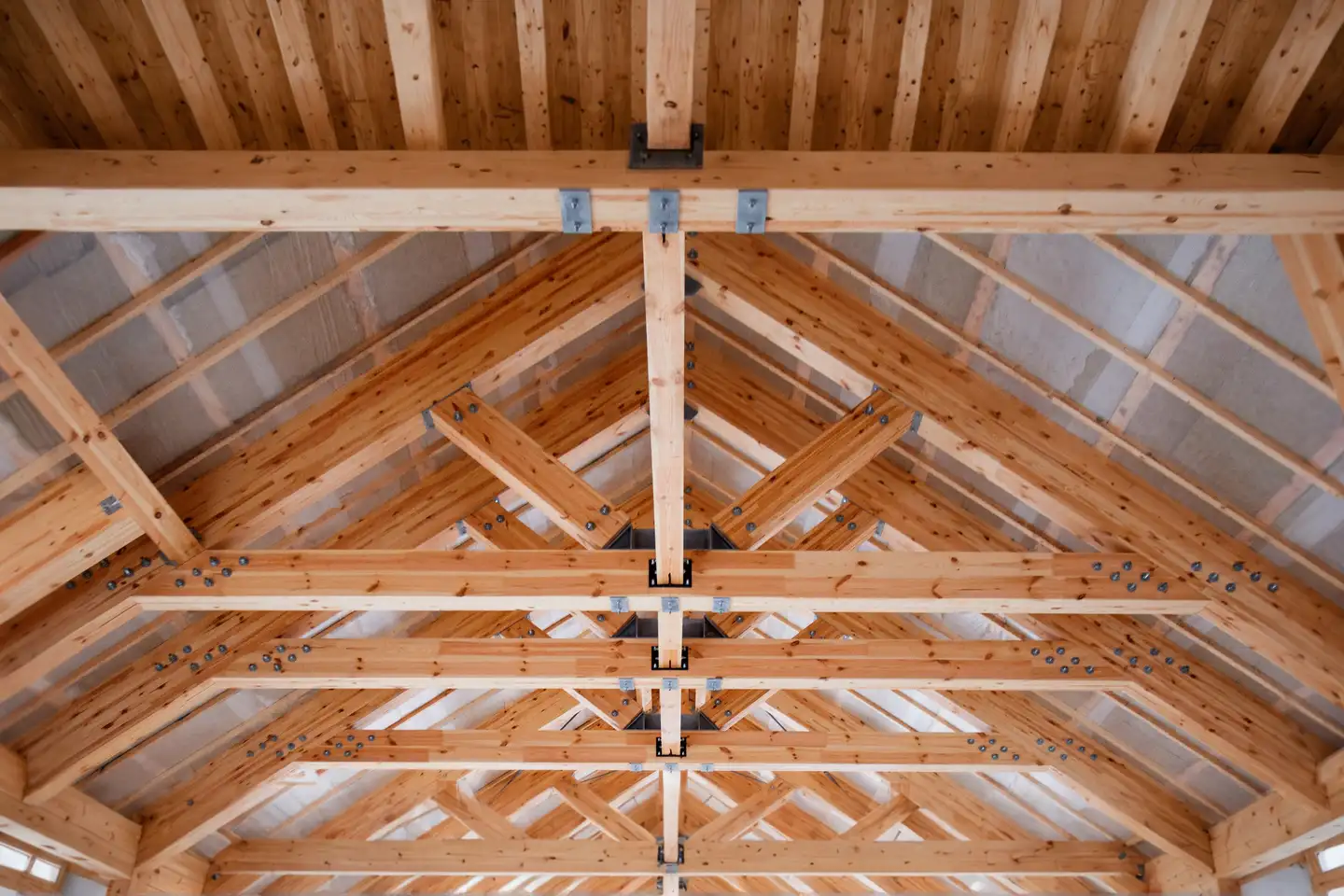 Roof construction of big wooden trusses